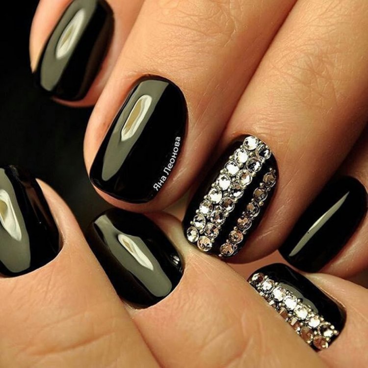 Чёрный маникюр со стразами