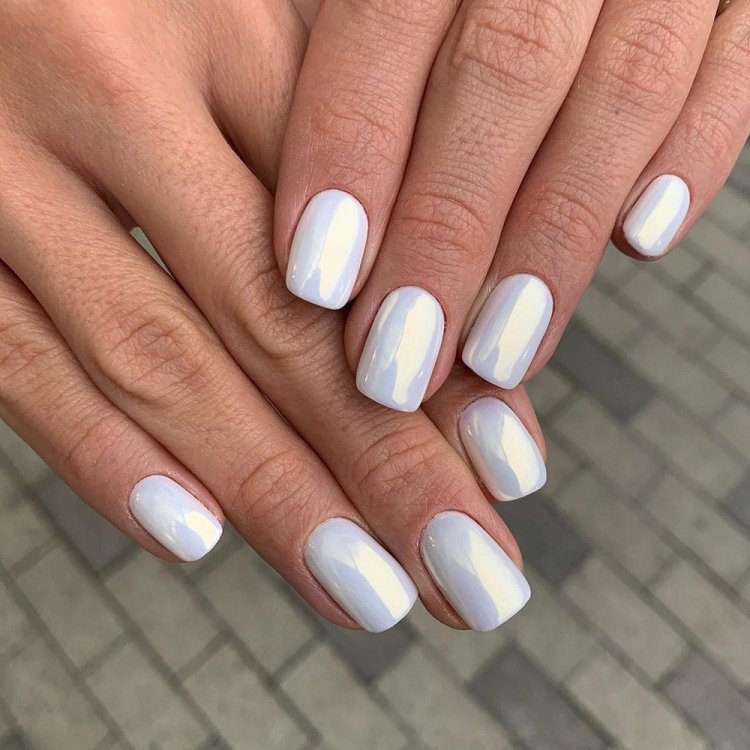 Светлый маникюр с втиркой