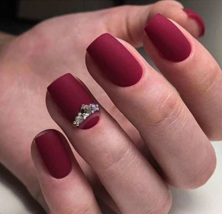 Бордовий матовий манікюр