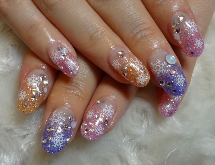 Маникюр растяжка блестками