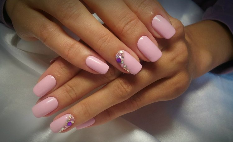 Нежно розовый маникюр со стразами