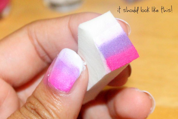 Нафарбувати нігті губкою