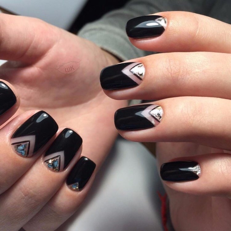 Черный маникюр с лунками