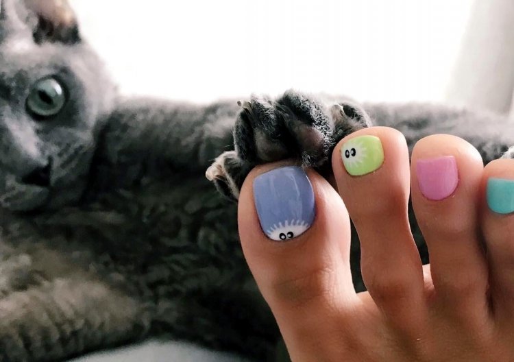 Равшана Куркова педикюр