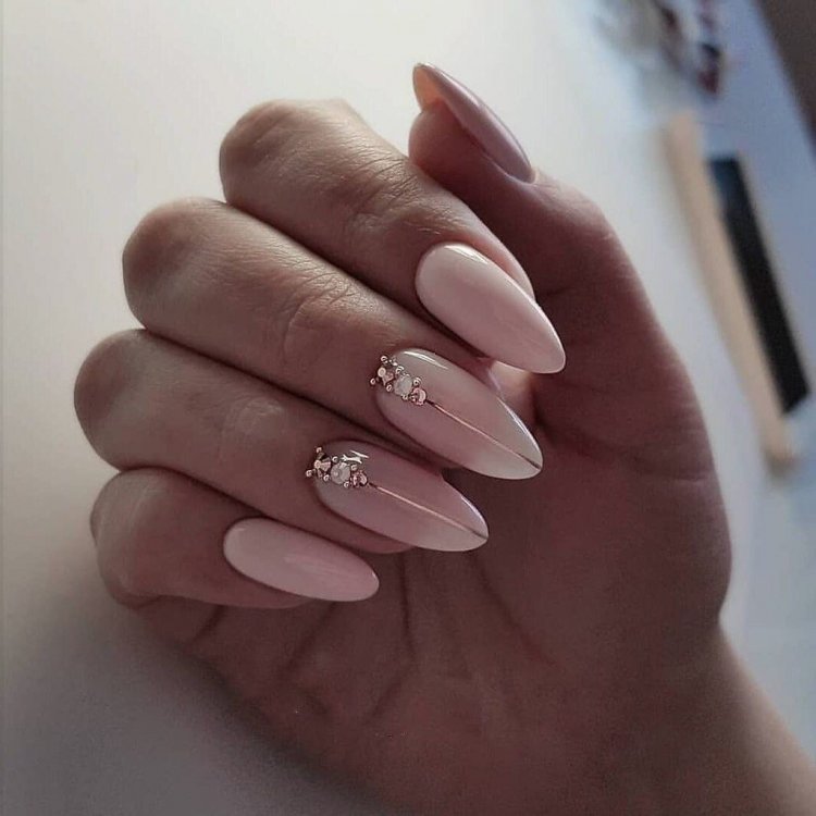 Нюдовый маникюр миндаль