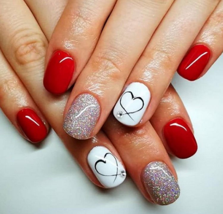 Маникюр с сердечками
