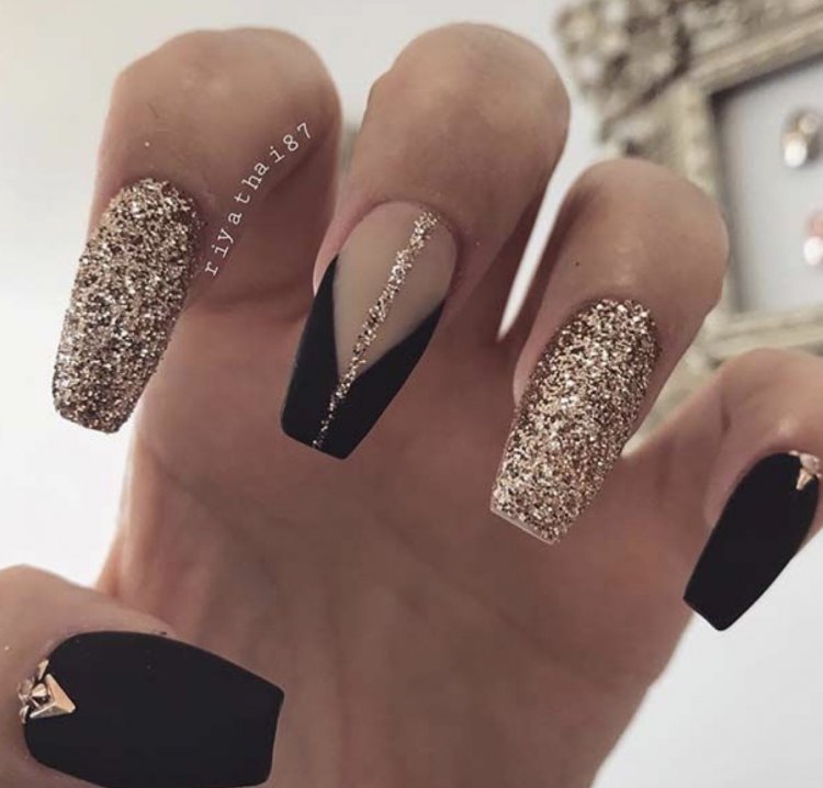 Чорно-золотий манікюр зі стразами