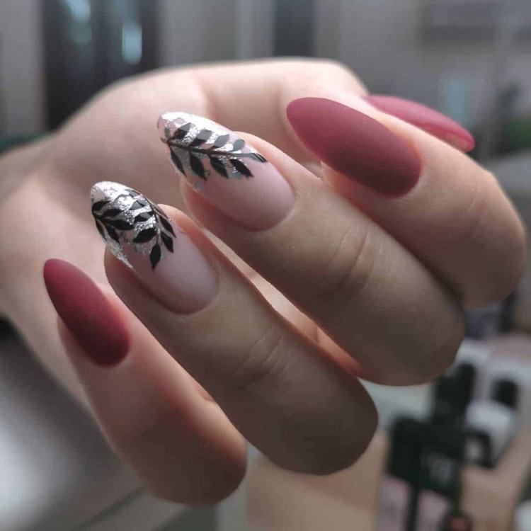 Матовые ногти с веточкой