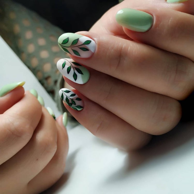 Маникюр летом с веточками