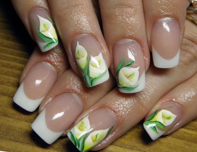 Маникюр с цветами лилии