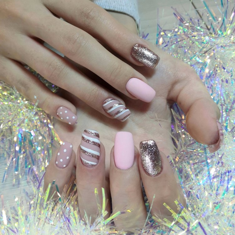 Ногти с блёстками 2021