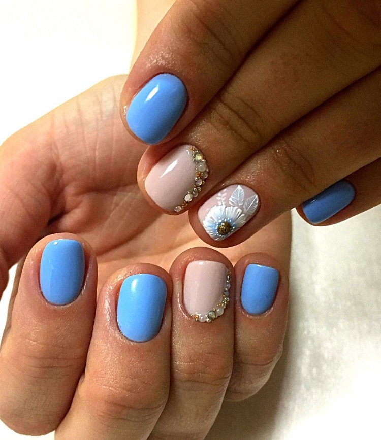 Маникюр в голубых тонах