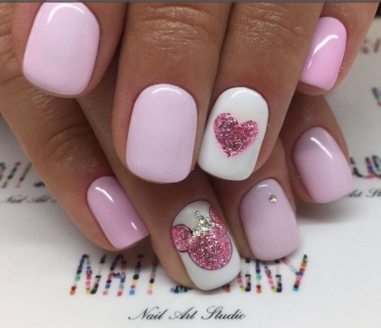 Бело-розовый маникюр на короткие ногти