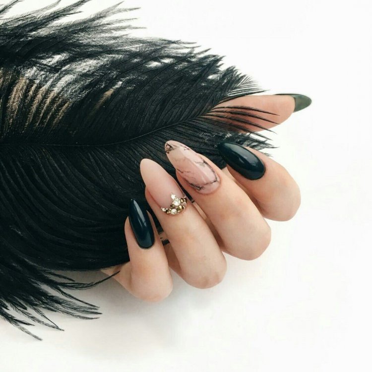 Манікюр з пір'ям довгі