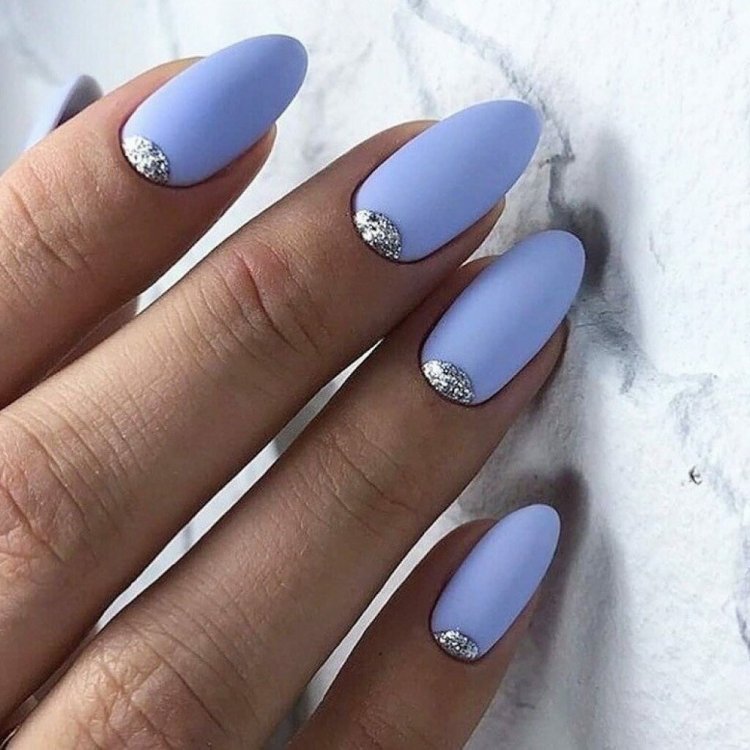 Манікюр блакитний з білим