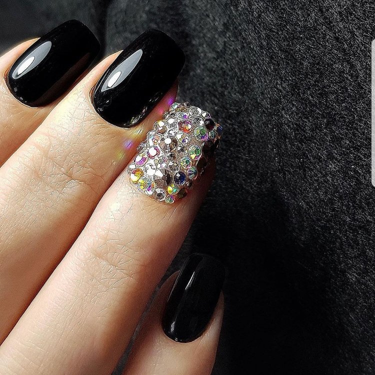 Чёрный маникюр со стразами
