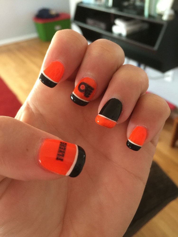 Дизайн ногтей в хоккейном стиле