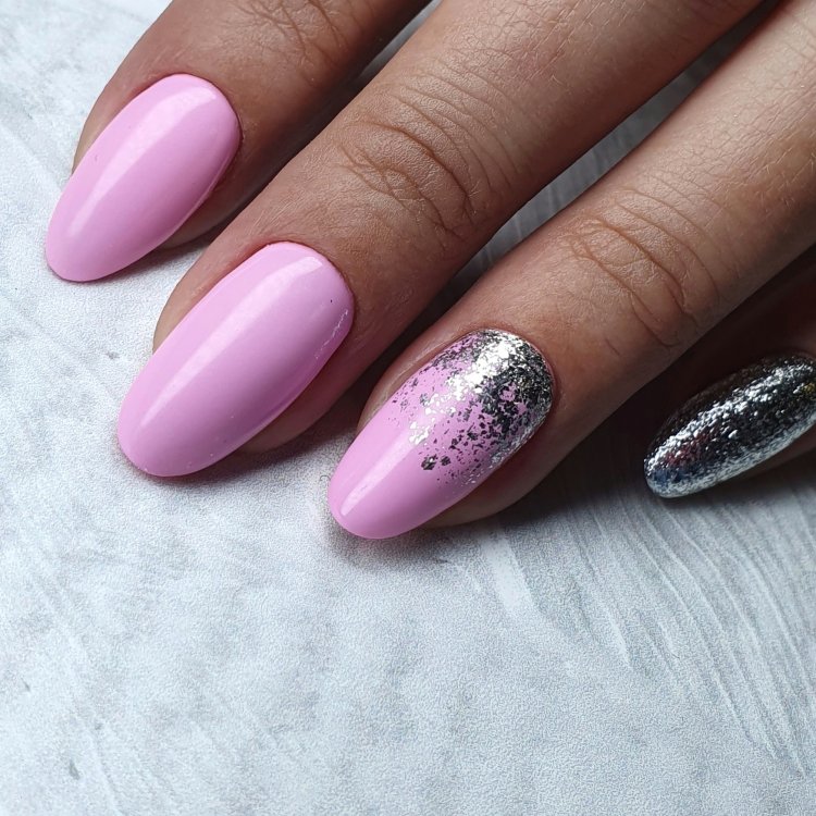 Маникюр ярко-розовый с серебром