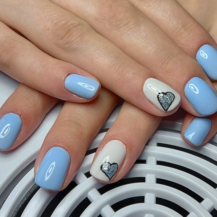 Ногти в нежно голубом цвете
