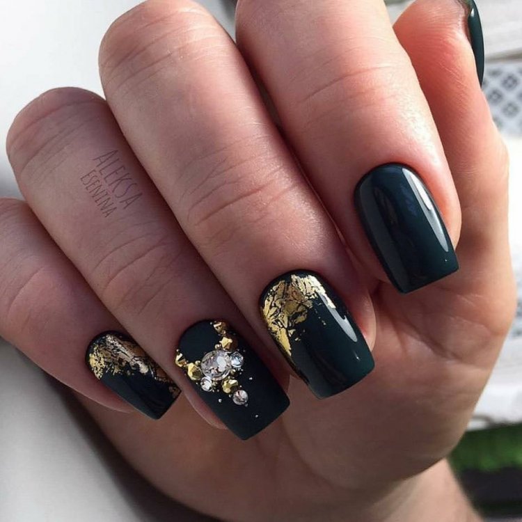 Черные ногти с фольгой