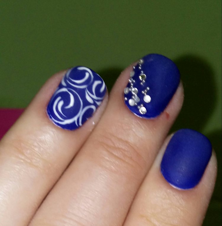 Узоры на синих ногтях