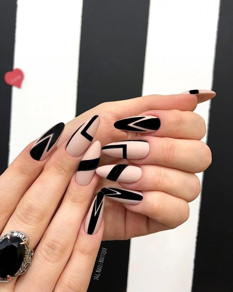 Черно белый маникюр