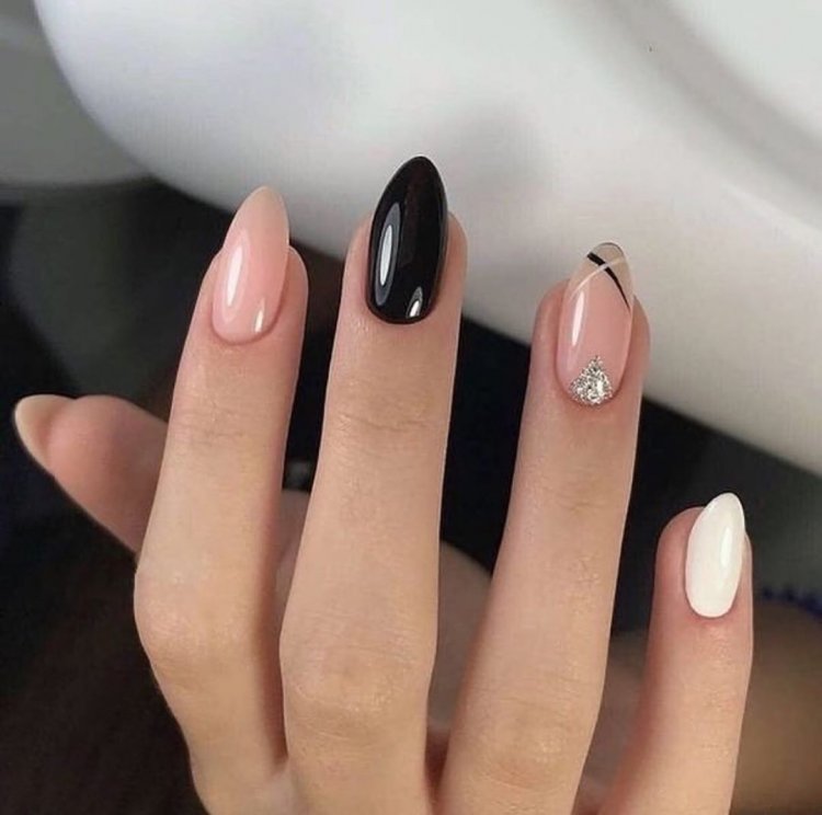 Манікюр на короткі мигдальної форми нігті.