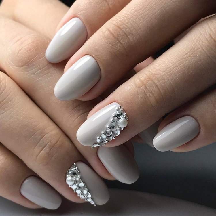 Серый маникюр