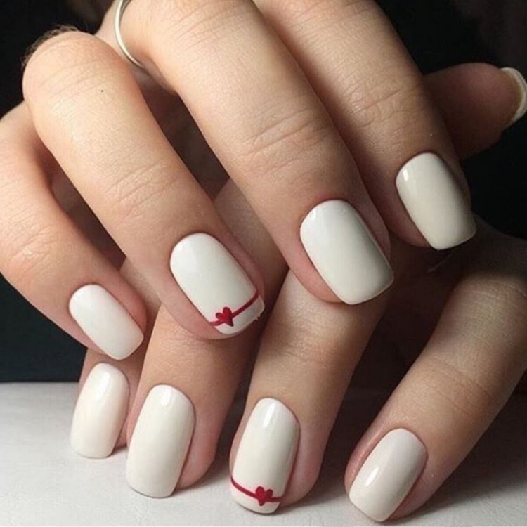 Маникюр на короткие ногти с сердечками