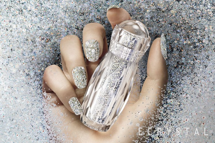Маникюр с хрустальной крошкой Сваровски