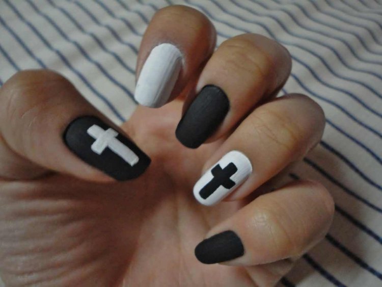 Маникюр на короткие ногти с крестами