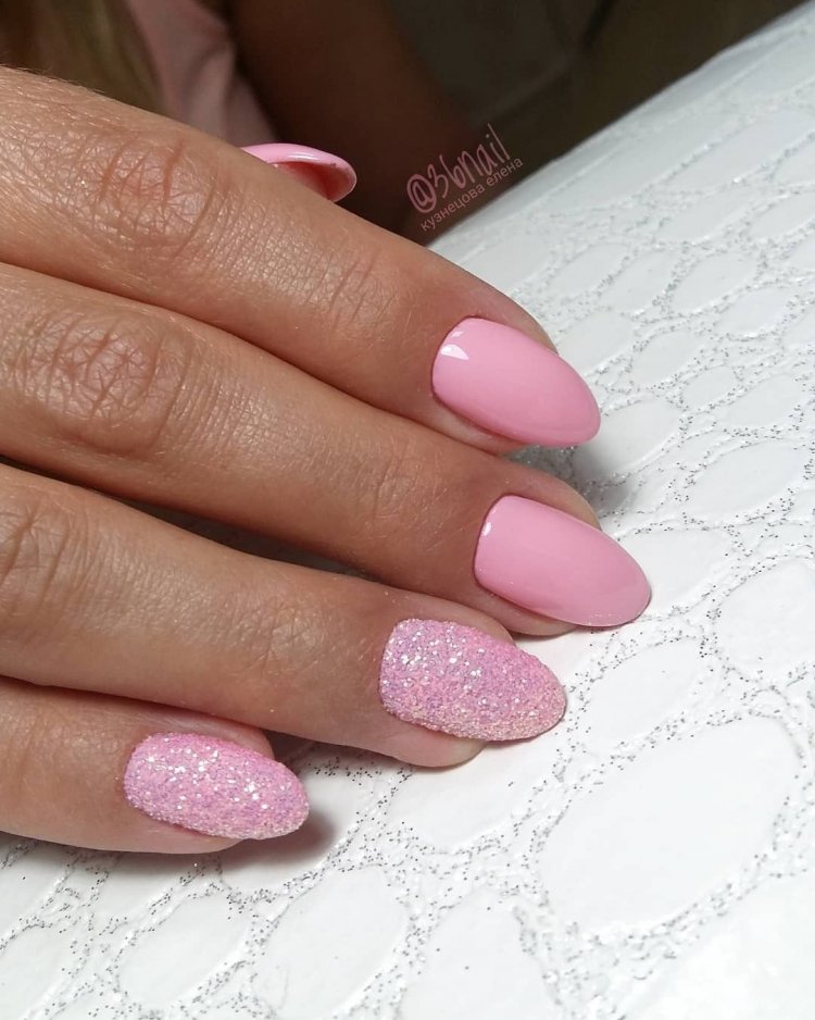 Маникюр под розовое платье нежное