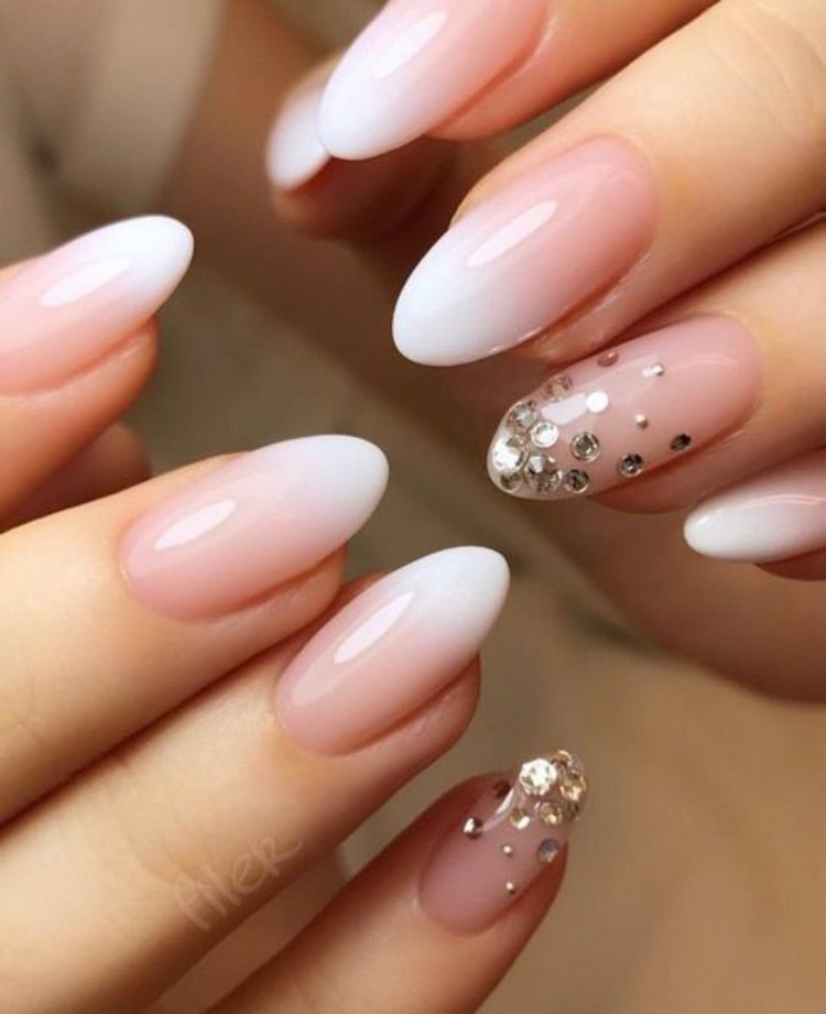 Ніжний манікюр на овальні нігті