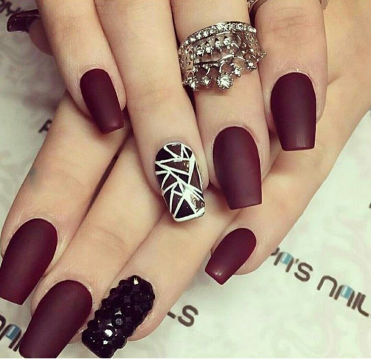 Темно бордовий манікюр матовий