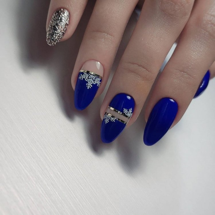 Красивый синий маникюр с узорами