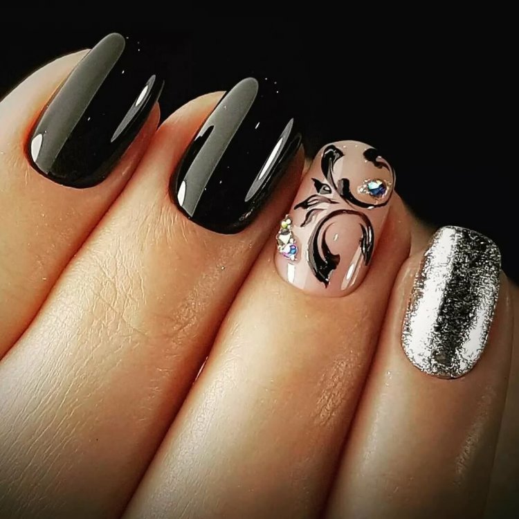 Красивый черный маникюр