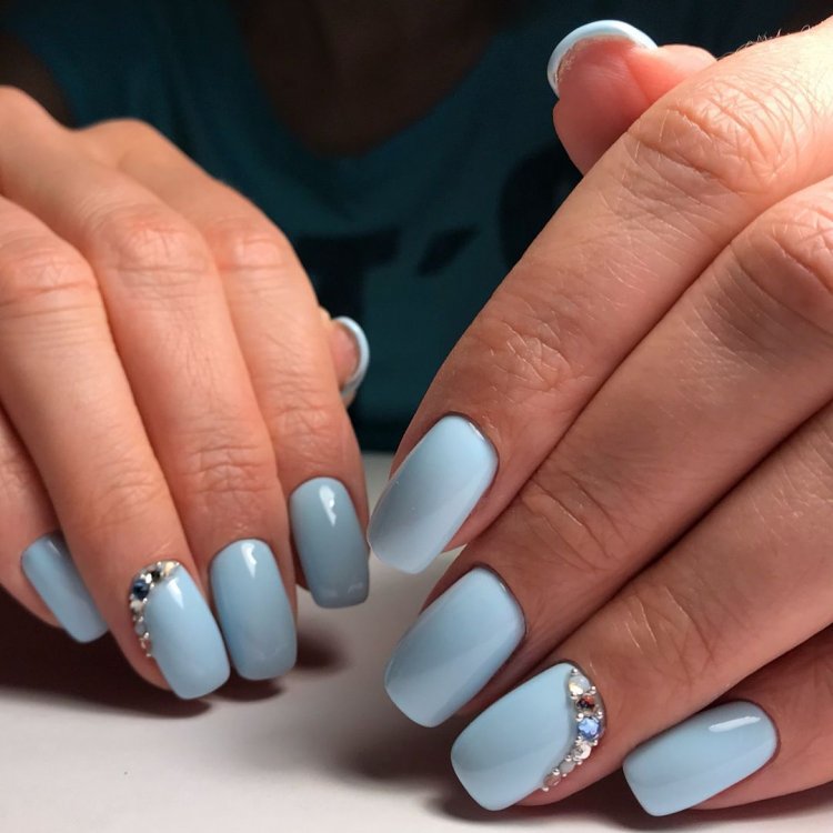 Голубой маникюр 2020