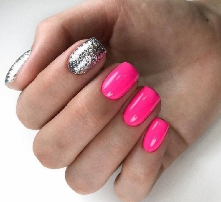 Яркий маникюр с блестками