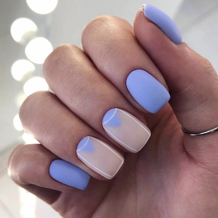 Маникюр молочный с голубым