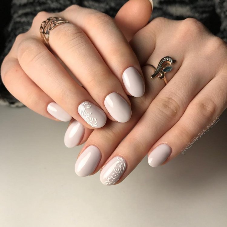 Неброский маникюр на короткие ногти