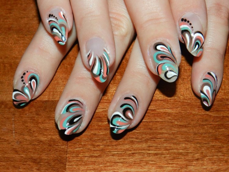 Малюнки на нігтях абстракція