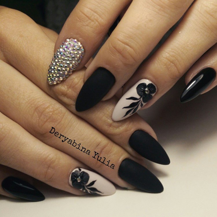 Ногти острые бежевые с черным