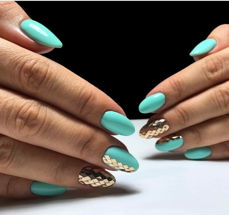 Бірюзовий манікюр 2021