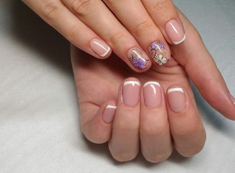 Святковий манікюр на дуже короткі нігті