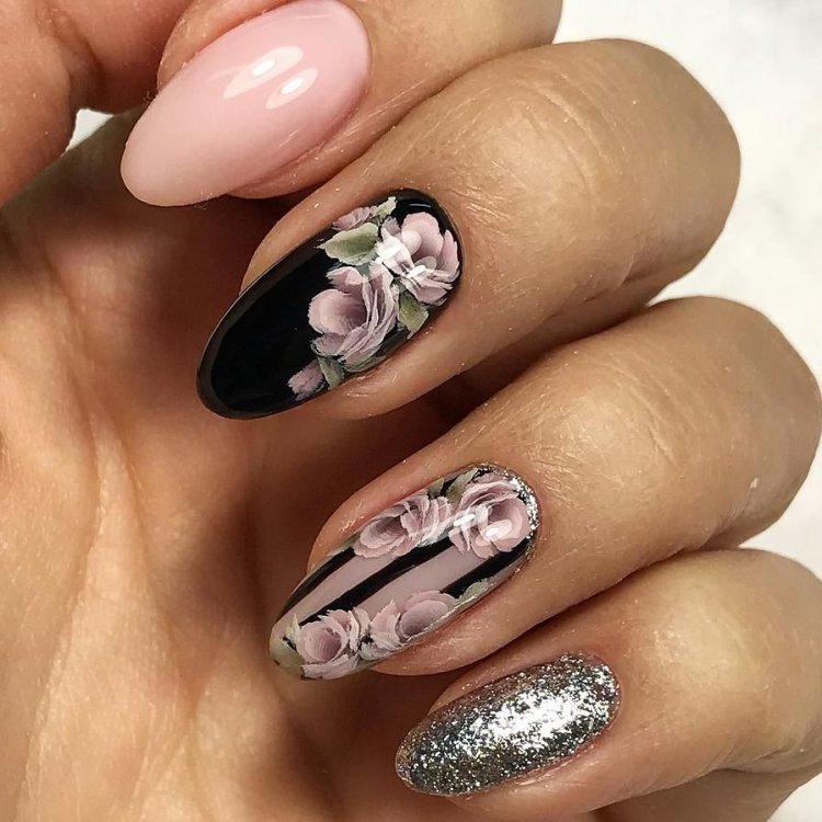 Лилия на ногтях