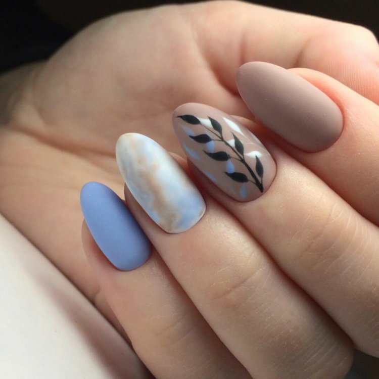Матовый маникюр с веточкой