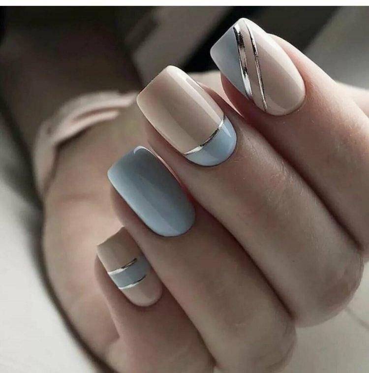 Маникюр в пастельных тонах с полосками