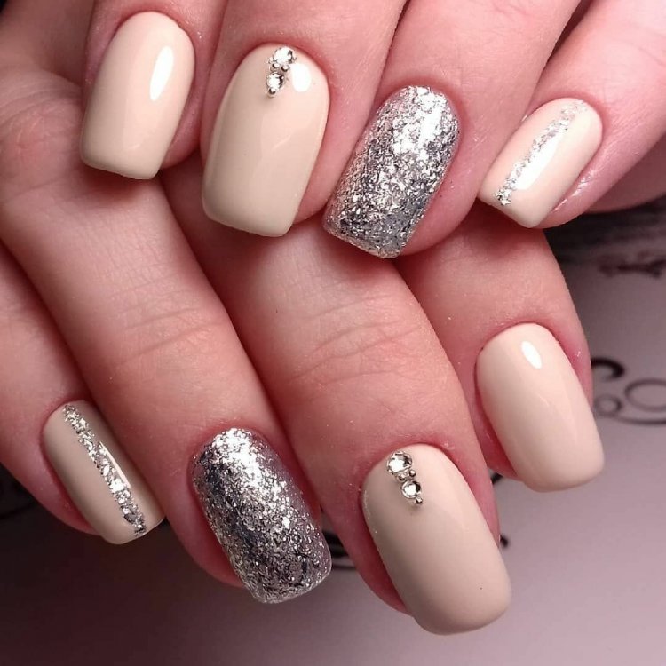 Маникюр со стразами