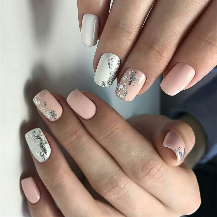 Маникюр в светлых тонах