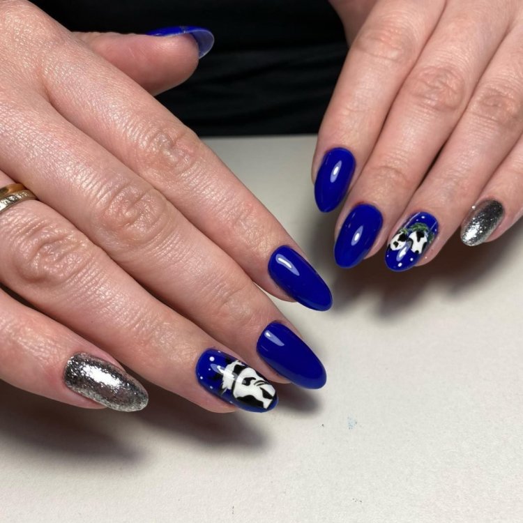 Синий маникюр 2021